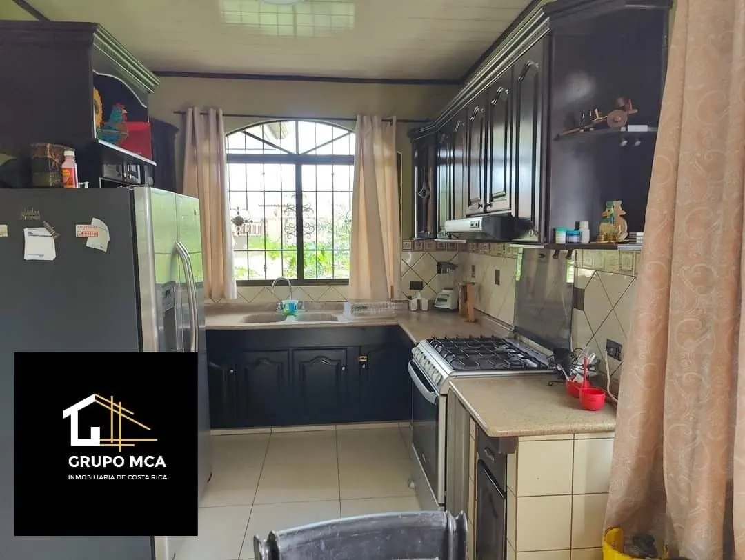 Cocina con muebles oscuros
