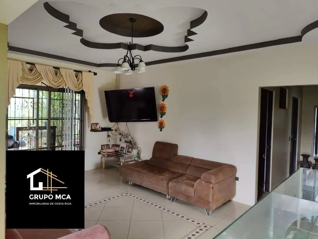 Sala con techo decorado y lámpara