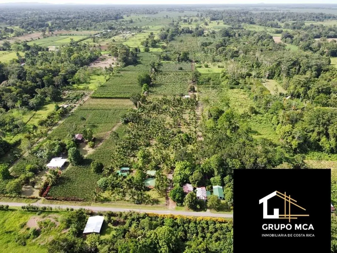 Terrenos y casas vistos desde el dron