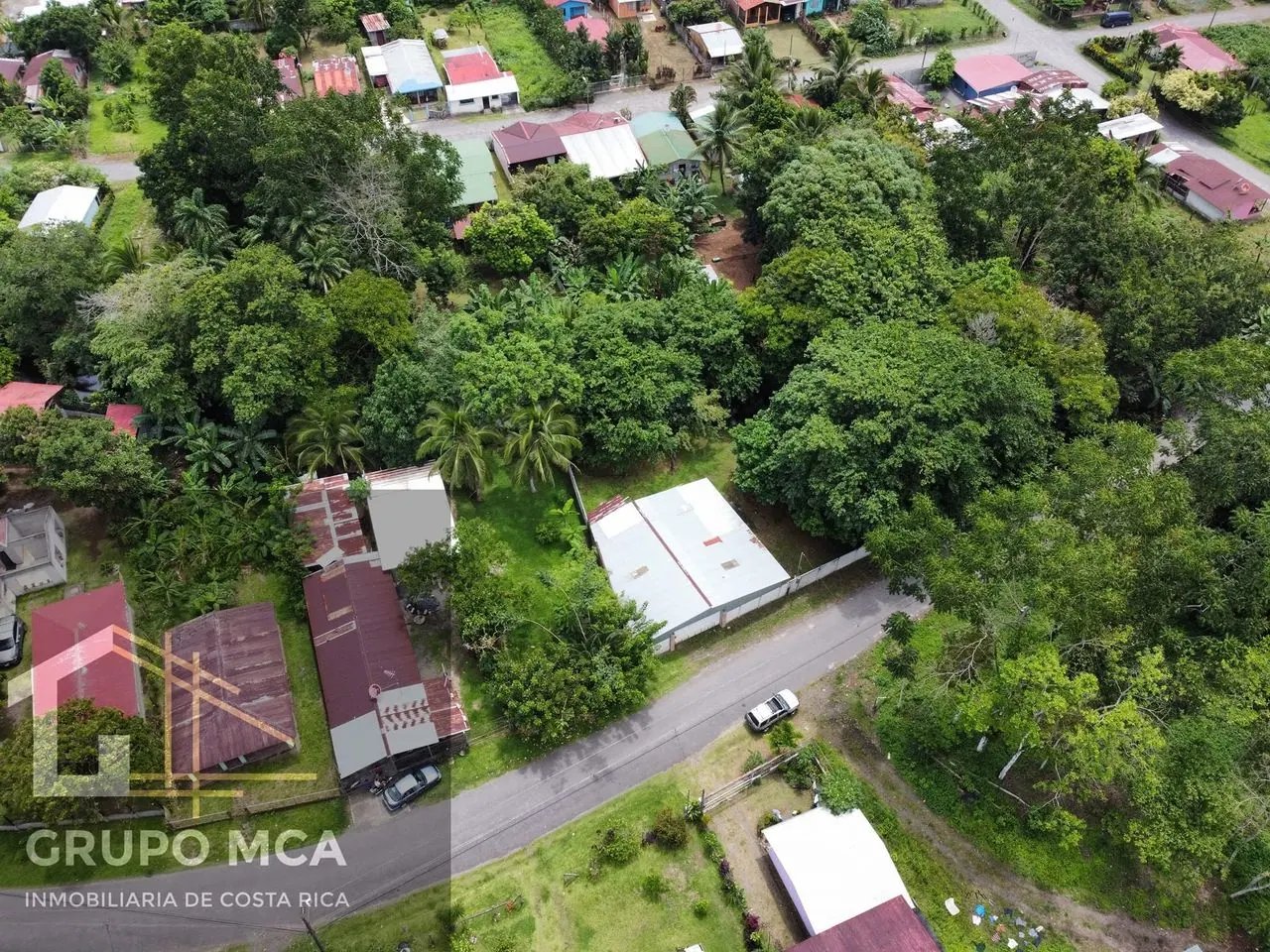 Toma aérea del entorno con casas y árboles