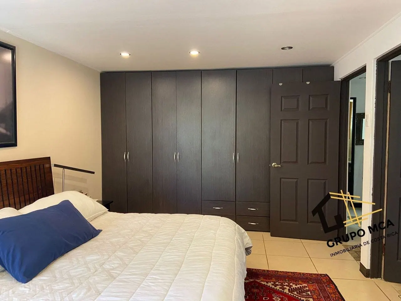 Dormitorio principal con clóset de pared a pared