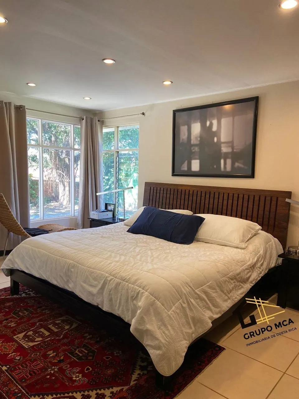Dormitorio con ventanal al jardín