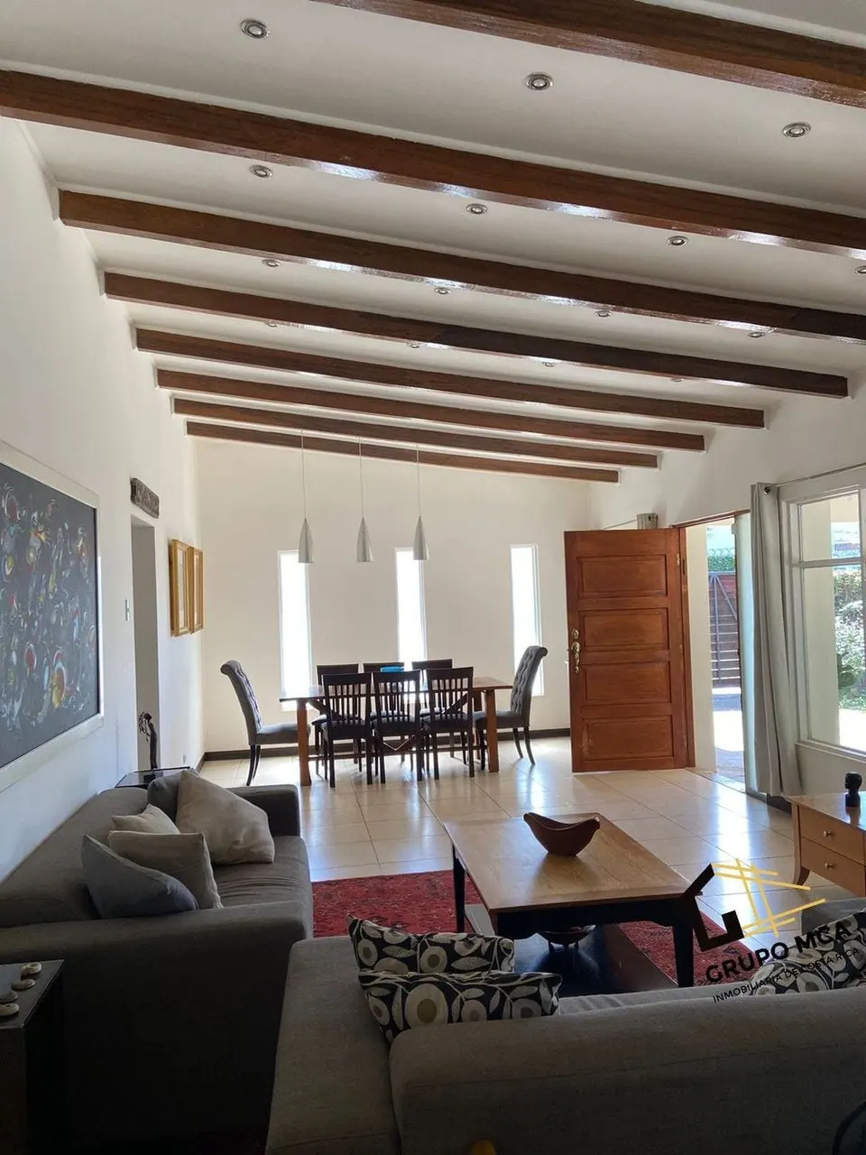 Sala y comedor bajo techo de vigas