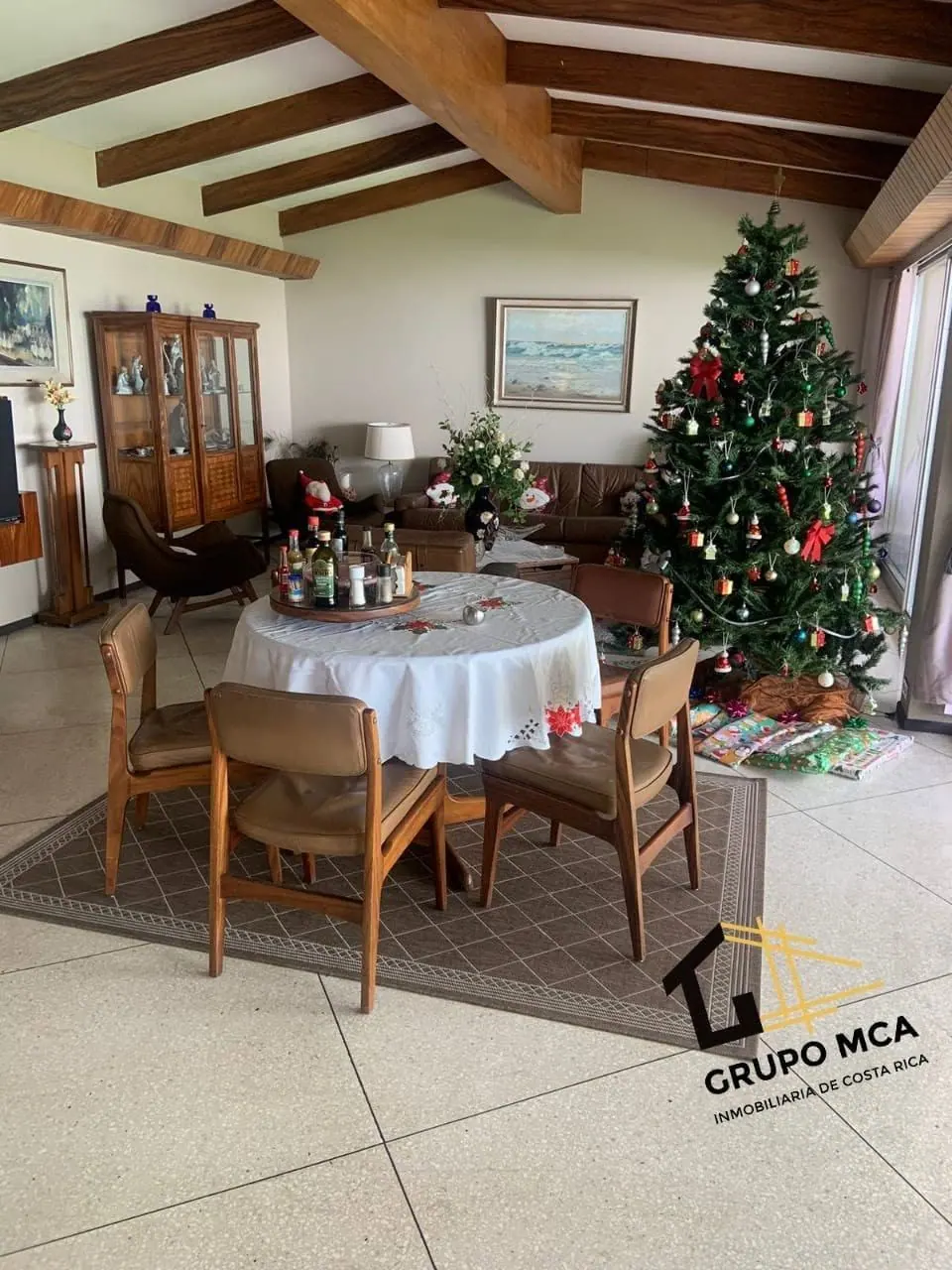 Comedor con vigas de madera y árbol de Navidad