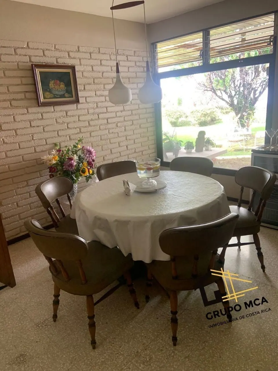 Desayunador con mesa redonda junto a la ventana