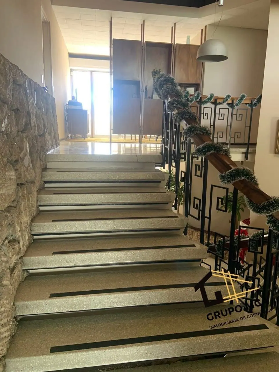 Escalera hacia la segunda planta