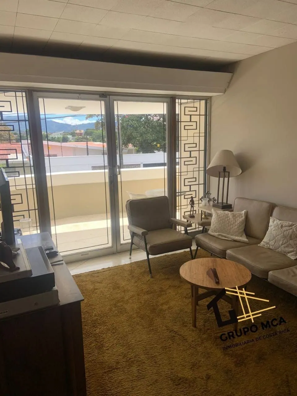 Sala con alfombra y ventanal