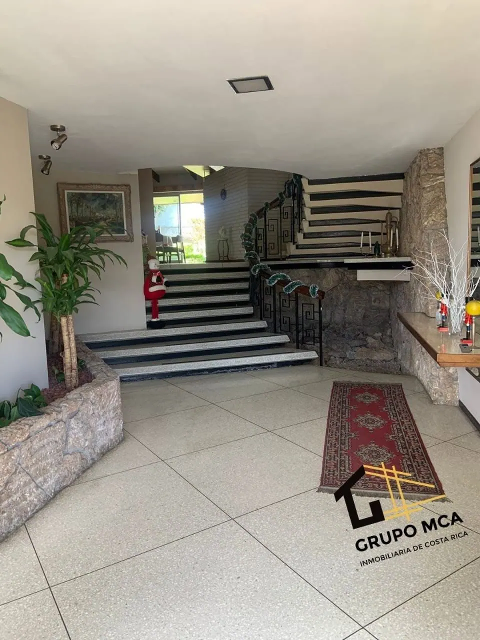 Recibidor con escalera de piedra