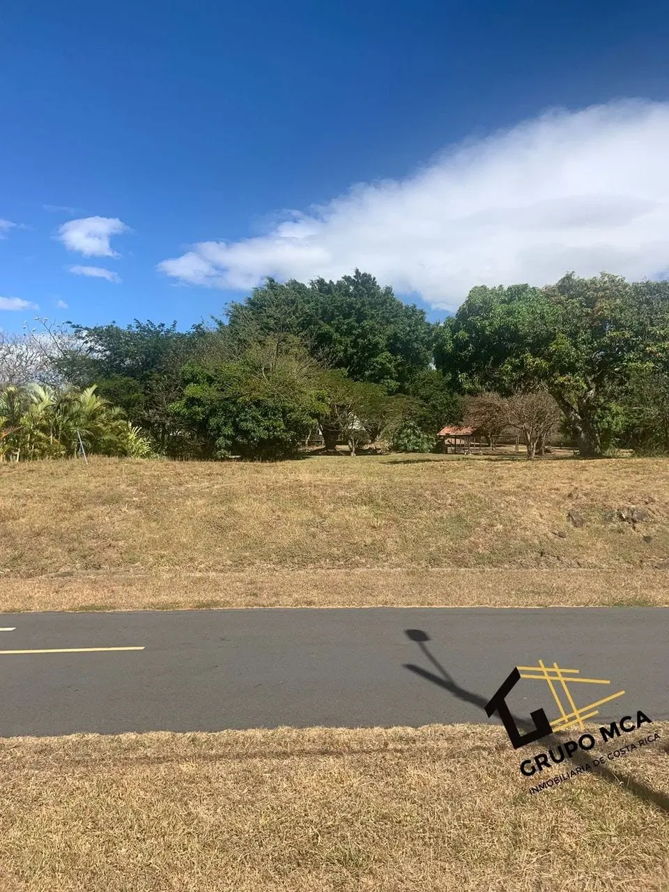 Frente del lote hacia la calle pavimentada