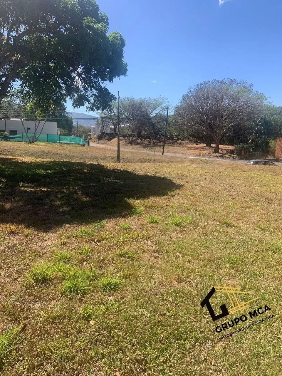 Lote con árboles y sombra