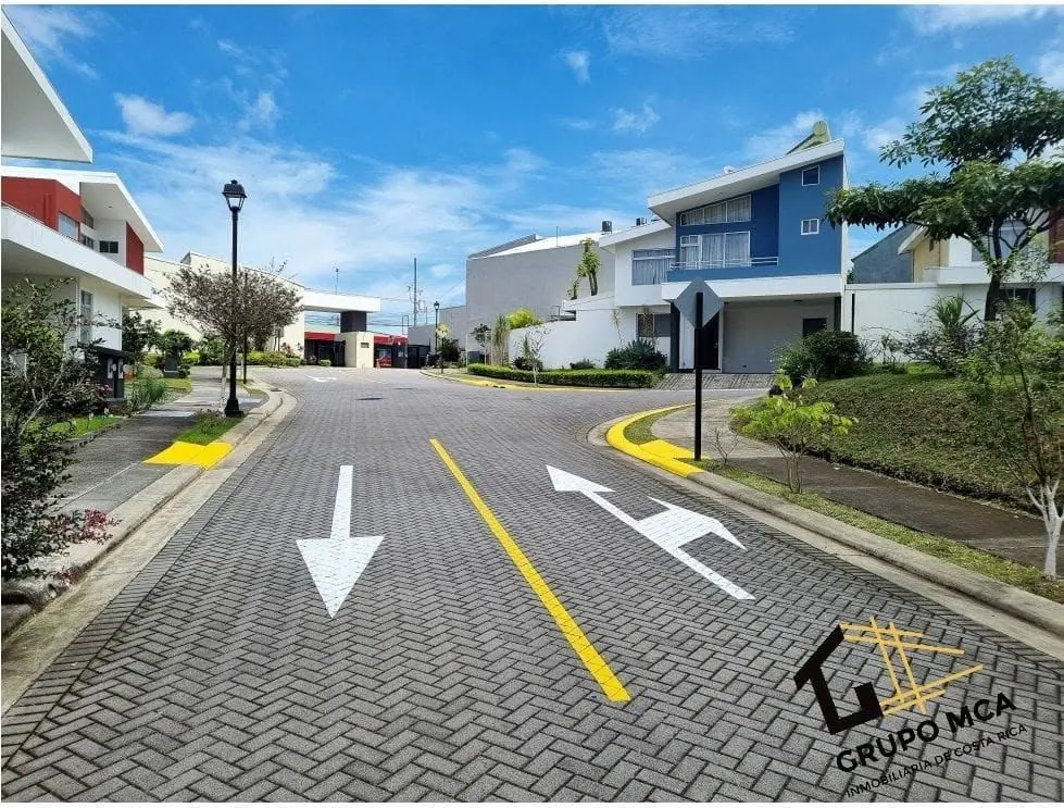 Calle interna adoquinada del condominio