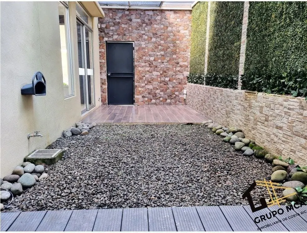 Patio privado con piedra decorativa