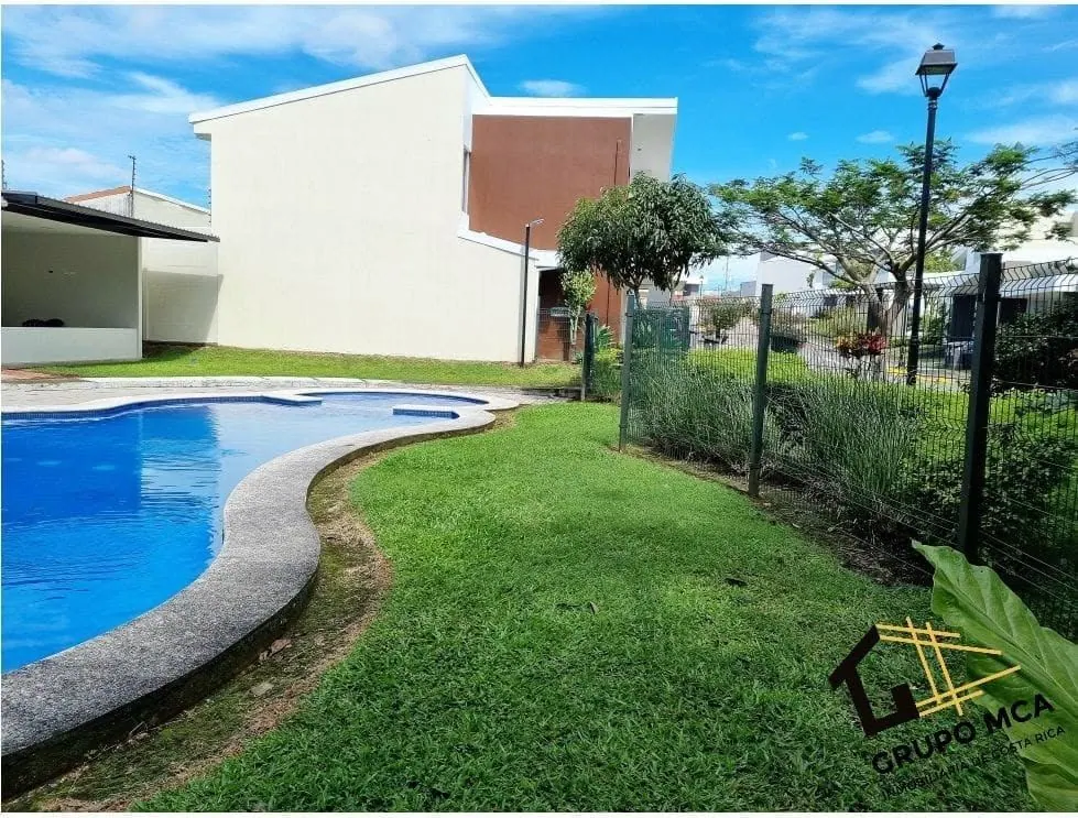 Piscina y zona verde