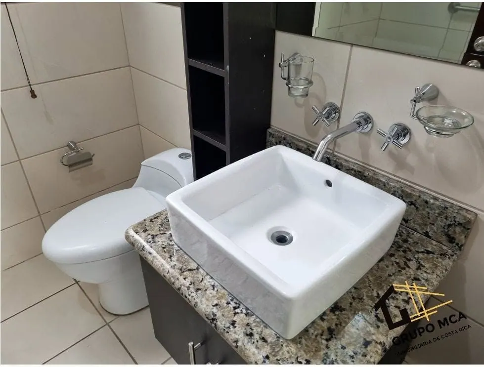 Baño con lavatorio sobre granito
