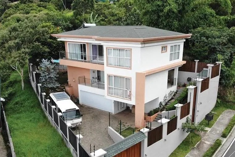 Fachada de la casa en San Antonio de Escazú