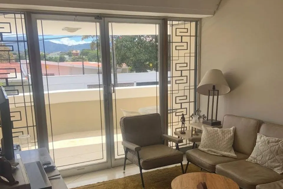 Sala con ventanal hacia la terraza