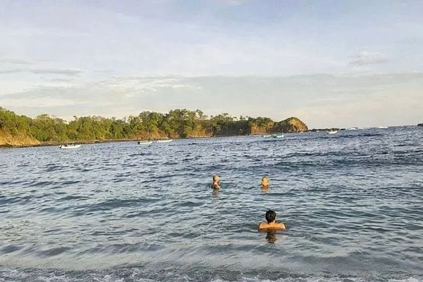 Playa de aguas tranquilas en Cuajiniquil